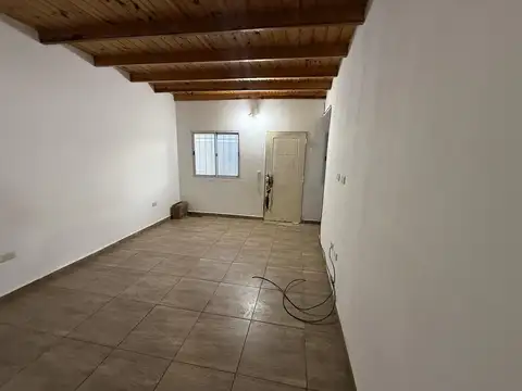 Casa tres ambientes en ALQUILER con patio - Wilde