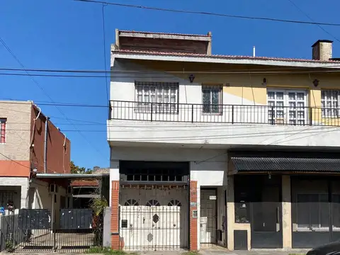 Departamento tipo casa en venta en Moron Sur