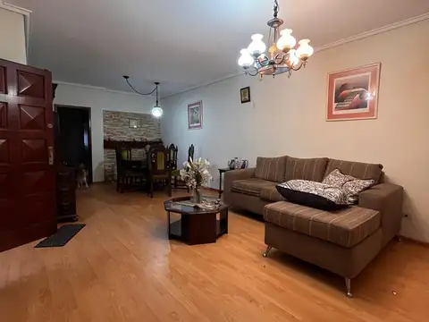 CASA tipo familiar en VENTA APTO CRÉDITO - Excelente ubicación en Banfield. Tres dormitorios, cochera, jardín y quincho.