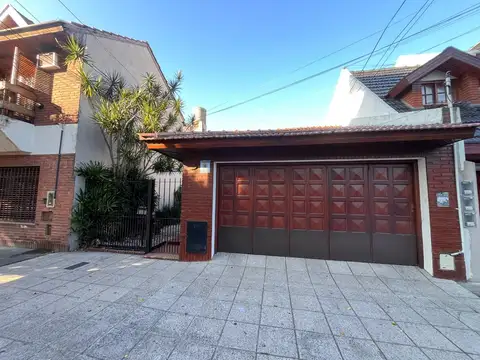 CASA tipo familiar en VENTA APTO CRÉDITO - Excelente ubicación en Banfield. Tres dormitorios, cochera, jardín y quincho.