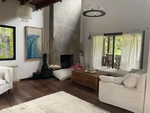 Casa en Venta con 3 cocheras