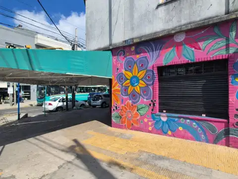 LOCAL EN ESQUINA SOBRE AV. BOULOGNE SUR MER 22 M²