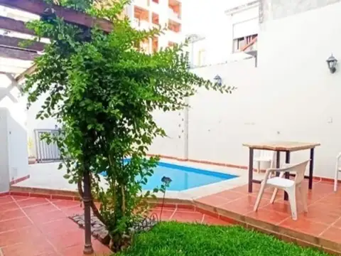 DEPARTAMENTO CON PATIO VERDE Y PILETA EXCLUSIVO