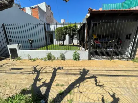 CASA VENTA 4 AMBIENTES-PATIO-COCHERA -APTO CREDITO