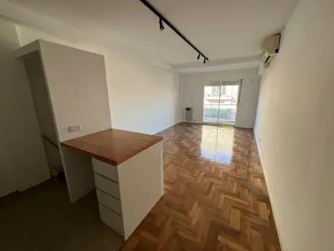 MONOAMBIENTE AL FRENTE CON BALCÓN - APTO PROFESIONAL - COCHERA FIJA Y CUBIERTA