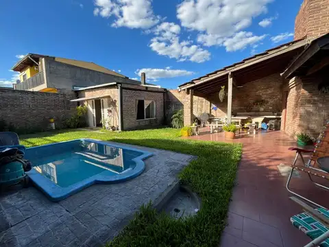 Venta de Casa 4 amb, pileta. APTO CREDITO V. Tesei