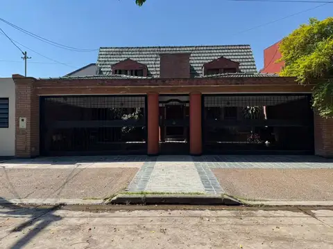 CASA VENTA 4 DORMITORIOS BEVERLY HILLS CON PILETA