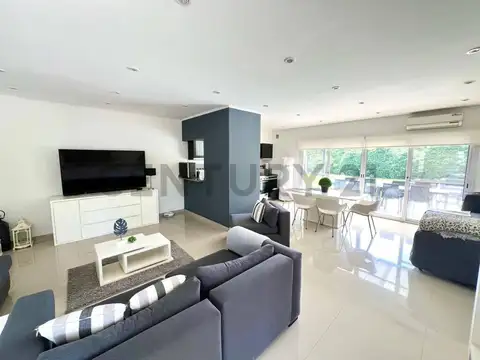 Casa en Venta con 4 cocheras