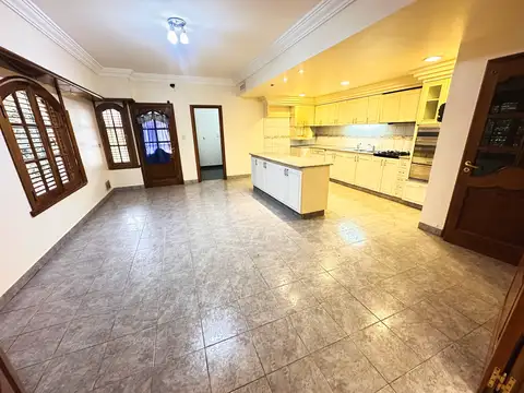 IMPONENTE CASA DE 5 DORMITORIOS EN ALQUILER - Avenida Alem 557