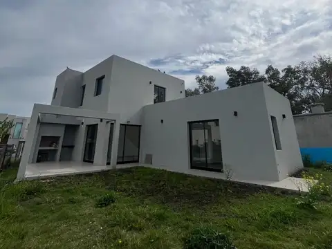Pilar del Este Sta. Lucia .