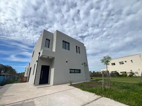 Oportunidad  Casa a estrenar en Santa Lucía, Pilar del Este