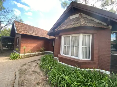 CASA DE TRES DORMITORIOS , ESCRITORIO + PLAYROOM CON PILETA