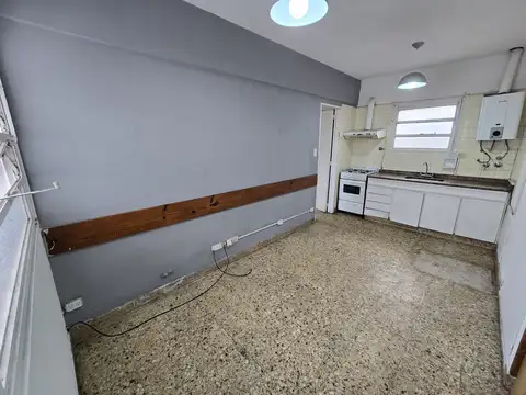 Departamento 2 amb. (No paga expensas, ni agua, ni TSG) en Torre. Noveno Piso. Centro de Lanús