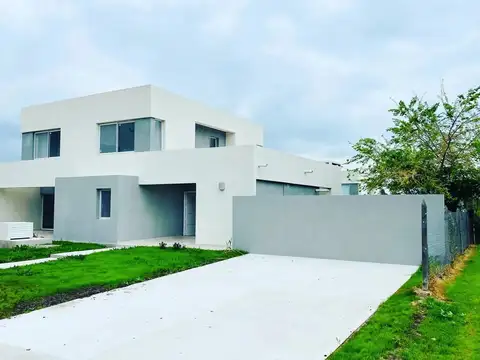 CASA EN VENTA 4 AMBIENTES, CASAS DEL ESTE