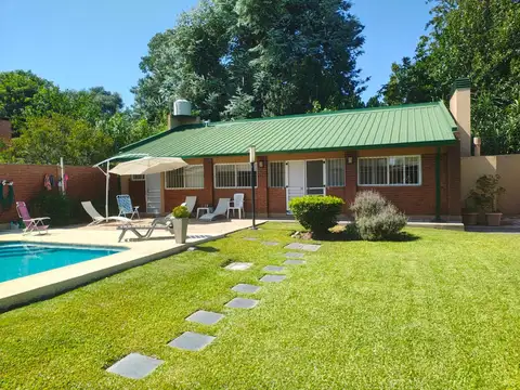 Casa Con Quincho, Piscina Y Amplio Parque En Venta, El Pato Berazategui