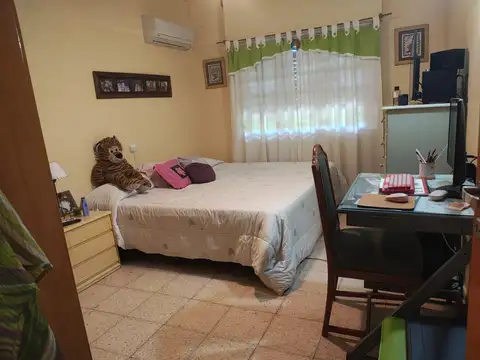 Casa Con Quincho, Piscina Y Amplio Parque En Venta, El Pato Berazategui