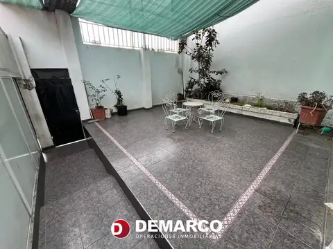 5 Ambientes, casa en 1 planta, sobre lote propio 8.66x37.-