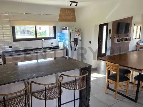 Casa en Venta con 2 cocheras
