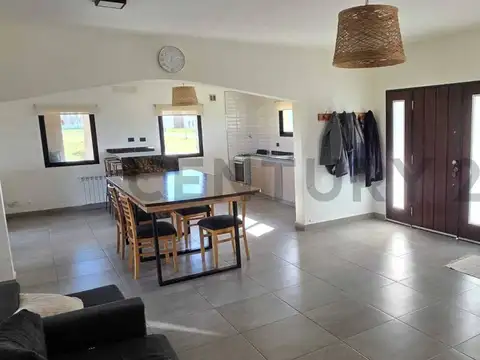 Casa 4 ambientes con 2 baños