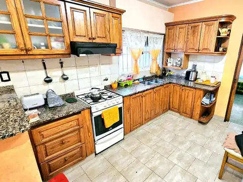 Casa 4 ambientes con 2 baños
