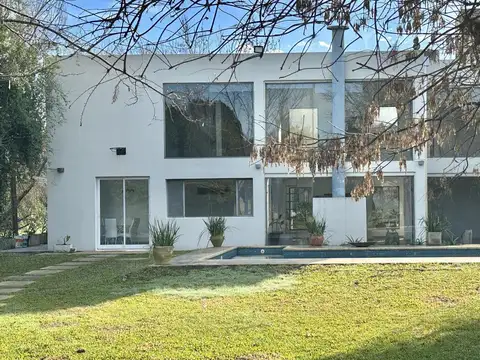 ALQUILER de casa en  Santa María de Tigre, con 4 habitaciones, quincho, lote interno