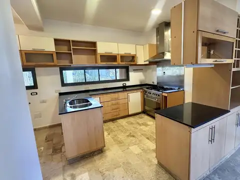 ALQUILER de casa en  Santa María de Tigre, con 4 habitaciones, quincho, lote interno