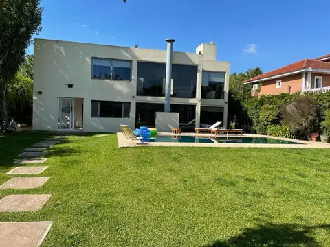 Casa en Santa María de Tigre, con 4 habitaciones, quincho, lote interno