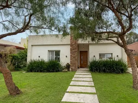 Venta Casa 4 amb. en San Ramiro, Pilar del Este