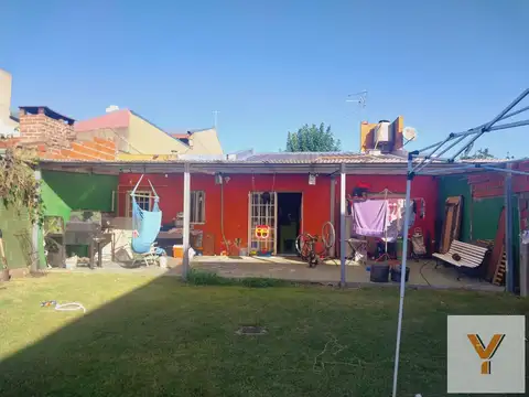 Casa en venta - 3 Dormitorios 1 Baño - Local - Cochera - Lisandro Olmos, La Plata