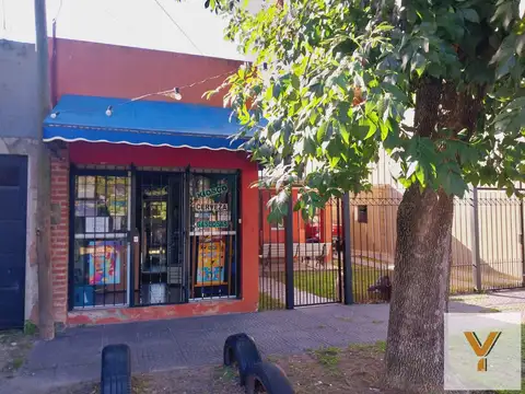 Casa en venta - 3 Dormitorios 1 Baño - Local - Cochera - Lisandro Olmos, La Plata