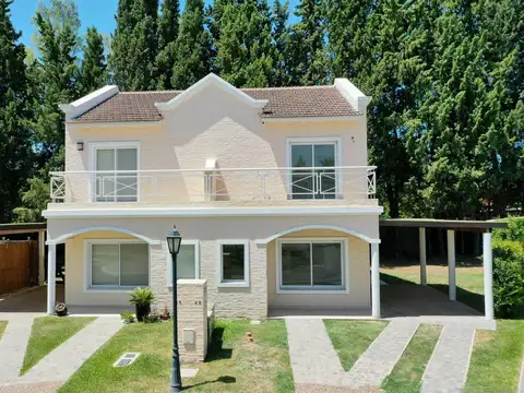 Casa Estilo Dúplex en Las Margaritas Village
