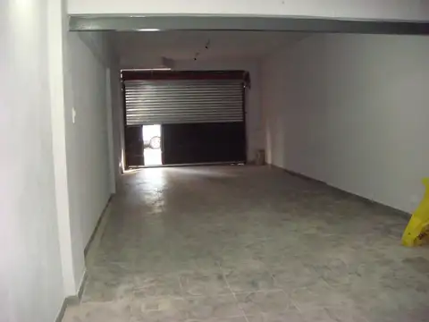 LOCAL EN LINIERS EN PLENO FOCO COMERCIAL CON 2 DEPOSITOS