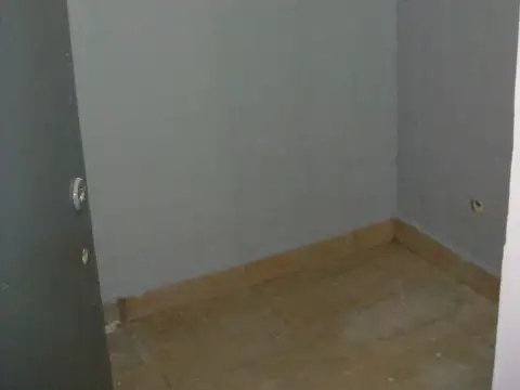 LOCAL EN LINIERS EN PLENO FOCO COMERCIAL CON 2 DEPOSITOS