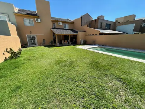 Casa en Venta con 4 cocheras