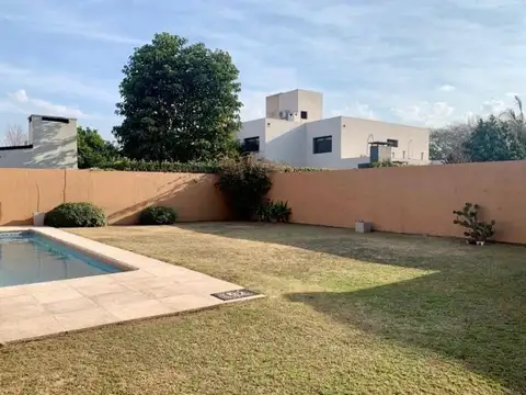 Venta de casa en Barrio Cañitas con pileta APTO CREDITO