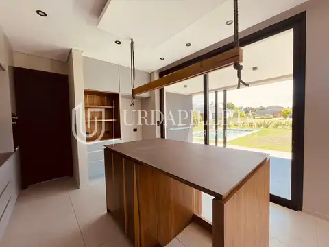 Casa 6 ambientes con 4 baños