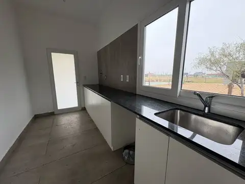 Casa 6 ambientes con 4 baños