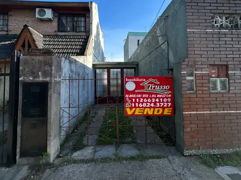 Oportunidad Lomas del Mirador , departamento tipo casa dos ambientes con entrada para dos coches .