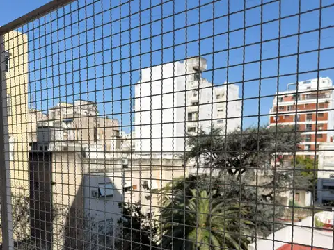 AMPLIO Y LUMINOSO DEPTO. DE 3 AMBIENTES AL CONTRAFRENTE CON BALCON Y COCHERA