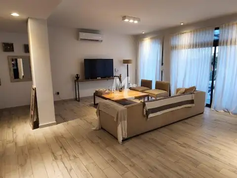 Casa 5 ambientes con 4 baños