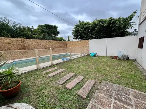 Casa en Venta  4 dormitorios parque y pileta  la plata