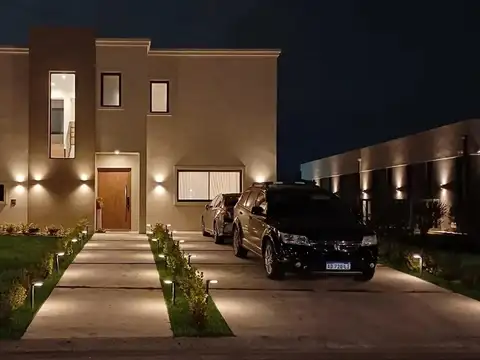Casa 4 ambientes con 3 baños