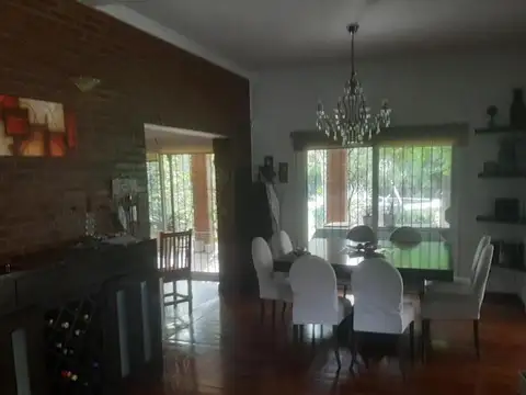 Casa 5 ambientes con 4 baños