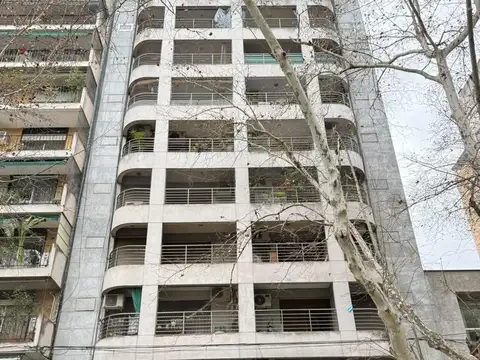 Sobre Oroño. 1° piso frente. Semi amoblado. Balcón