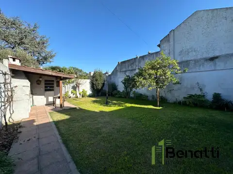 Casa MULTIFAMILIAR 6 ambientes con patio y jardín en VENTA
