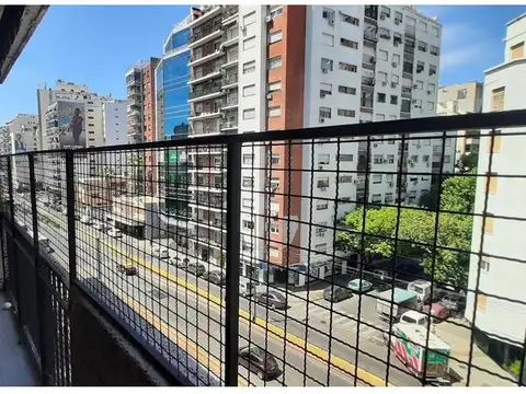 EXC DEPARTAMENTO DE 4 AMBIENTES AL FRENTE CON BALCON SOBRE AV CABILDO