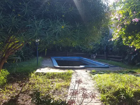 Sobre Lote 8.66 x 43.19,.Casa de 4 ambientes ( 2 plantas) 2 baños.Quincho cubierto.Pileta .Parque