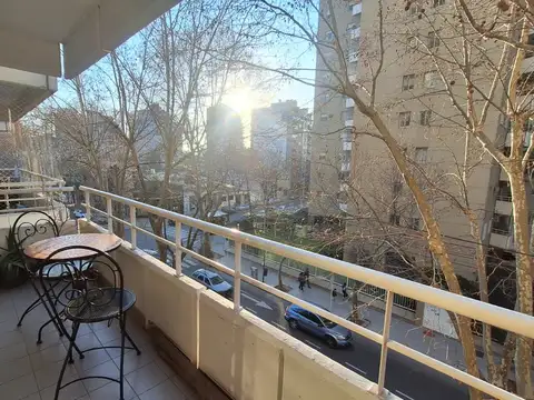 Hermoso Monoambiente con Balcon Al Frente y Cocina Independiente
