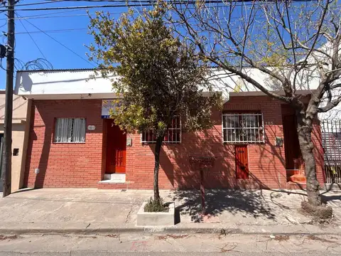 CASA EN VENTA 3 DORMITORIOS CON PATIO Y DEPTO