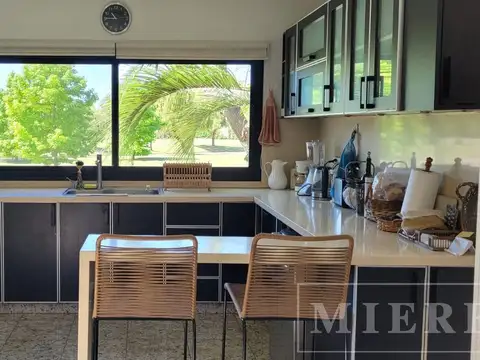 Casa 7 ambientes con 2 baños